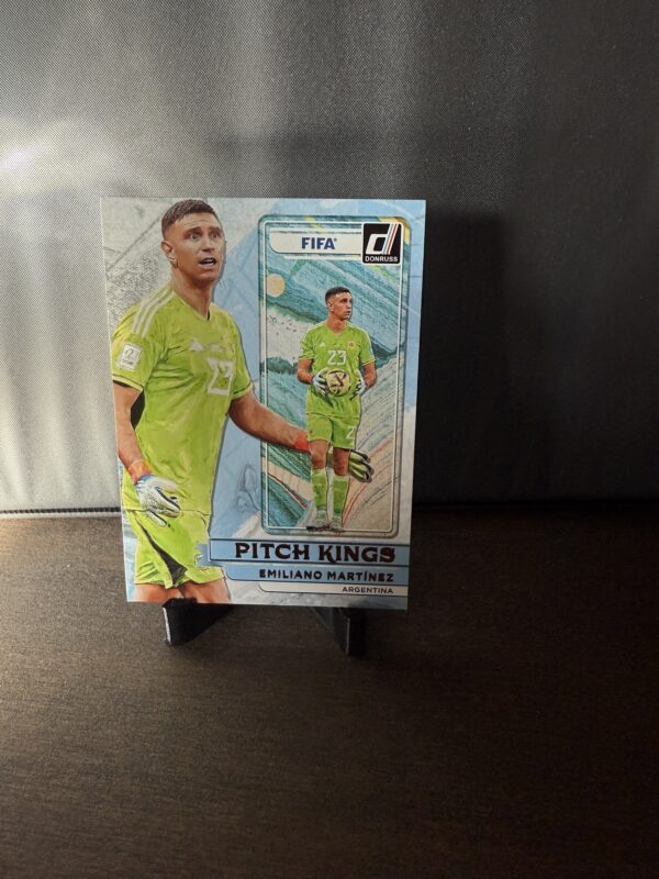 Dibu Martinez - Pitch Kings - Donruss 2022/23