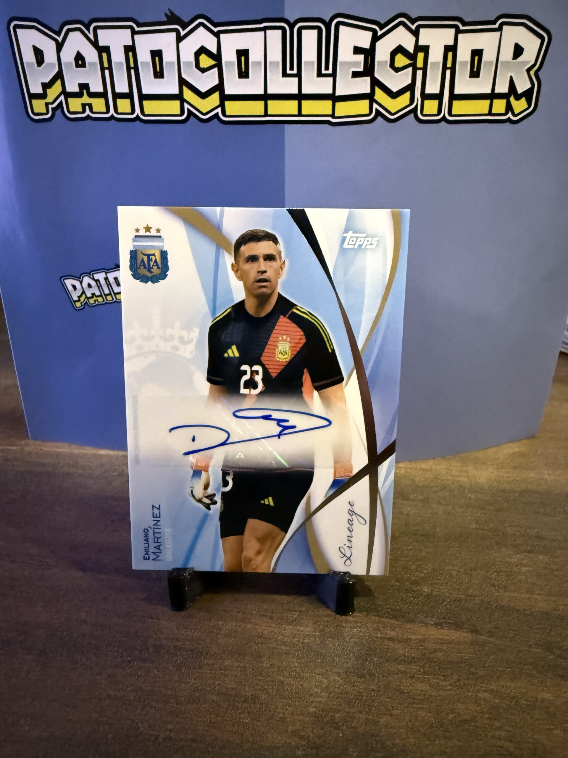 Dibu Martinez – Topps Lineage 2024 (Firma)