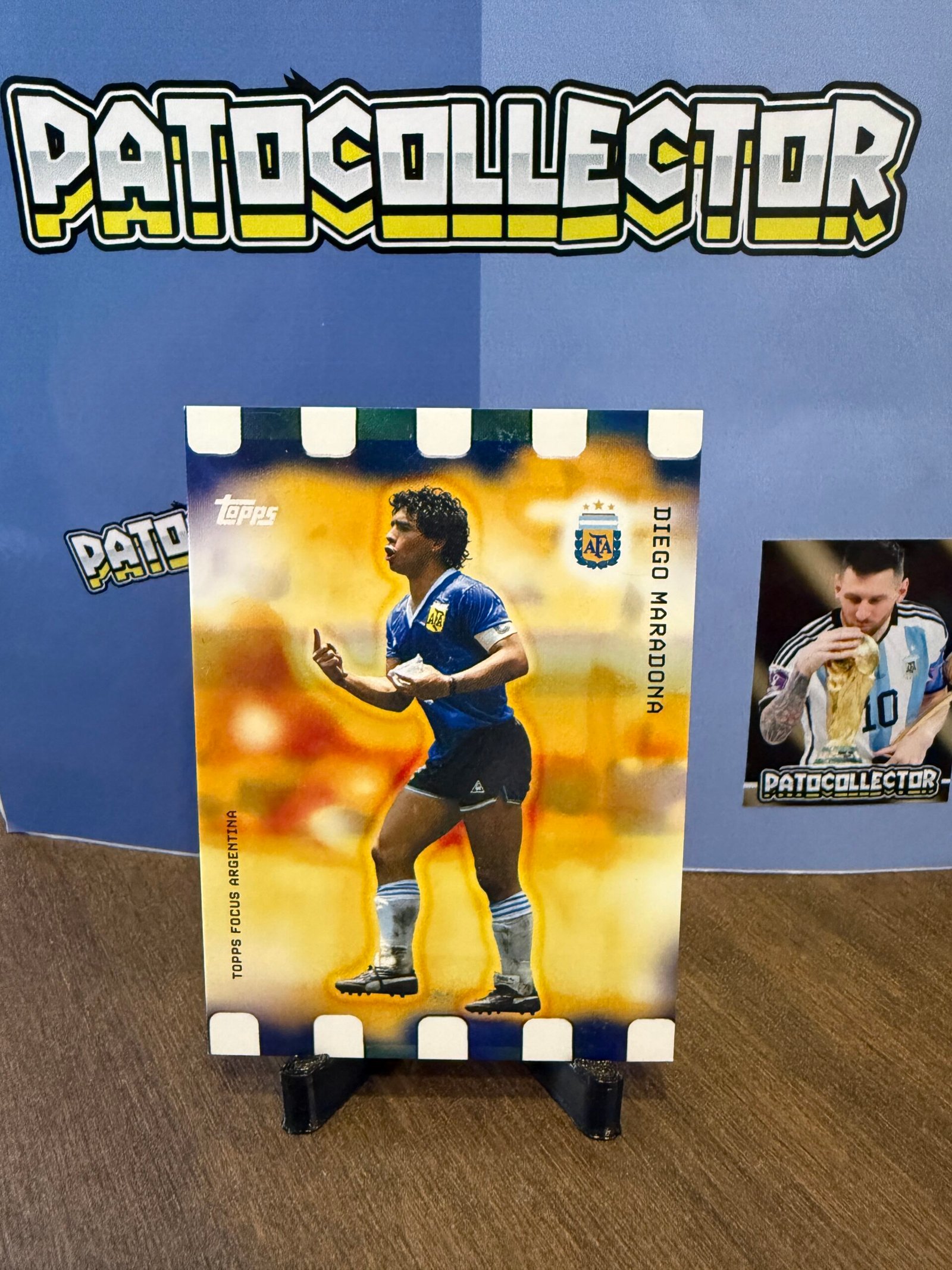 IMG_6262 Maradona Topps Focus 2025 (Golden Hour) - Imagen 1